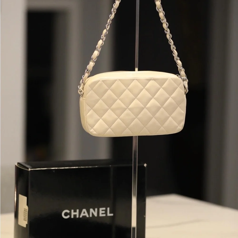 💎Authentic💎Chanel Quilted Leather Camera case with Matelasse chain - Picture 7 of 13